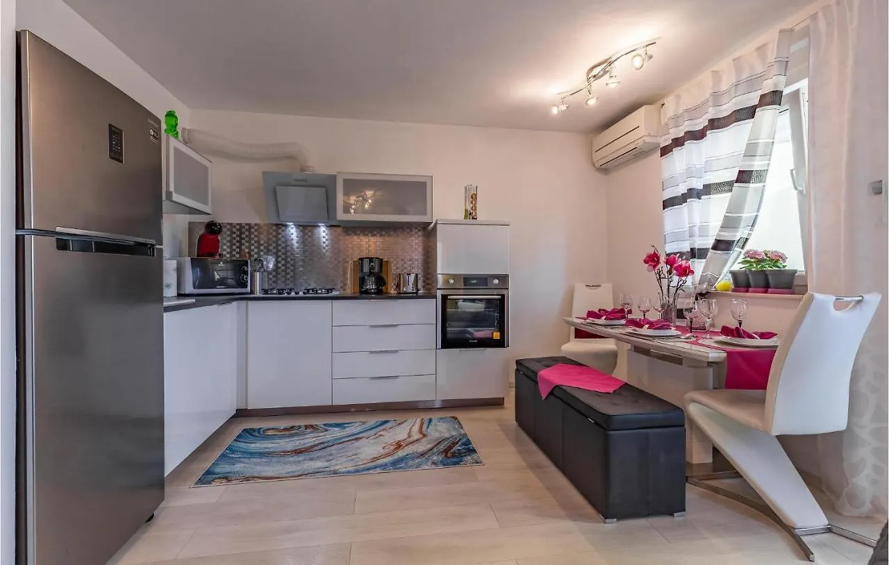 Cozy Apartment In Liznjan With Wifi