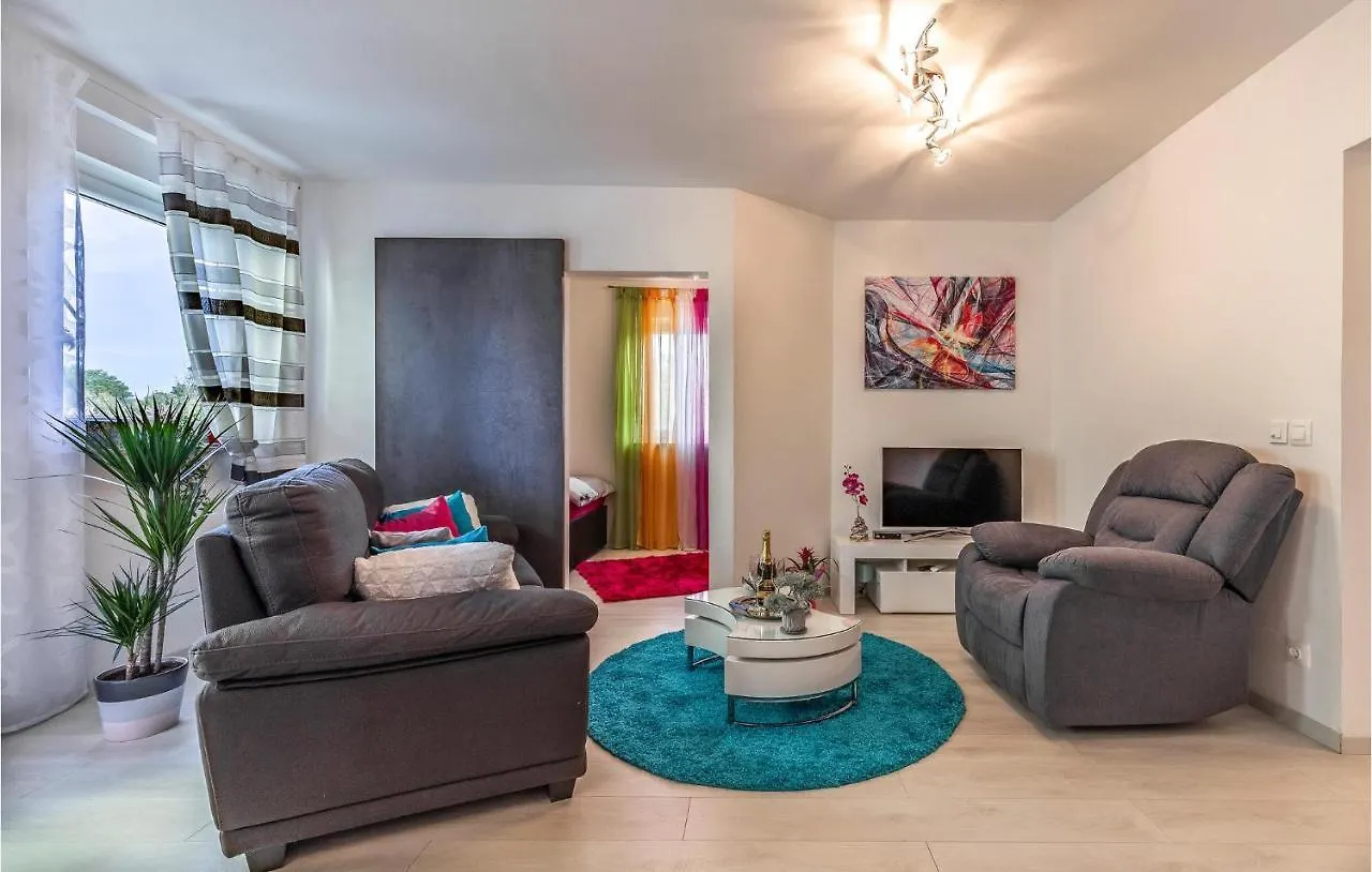 Cozy Apartment In Liznjan With Wifi