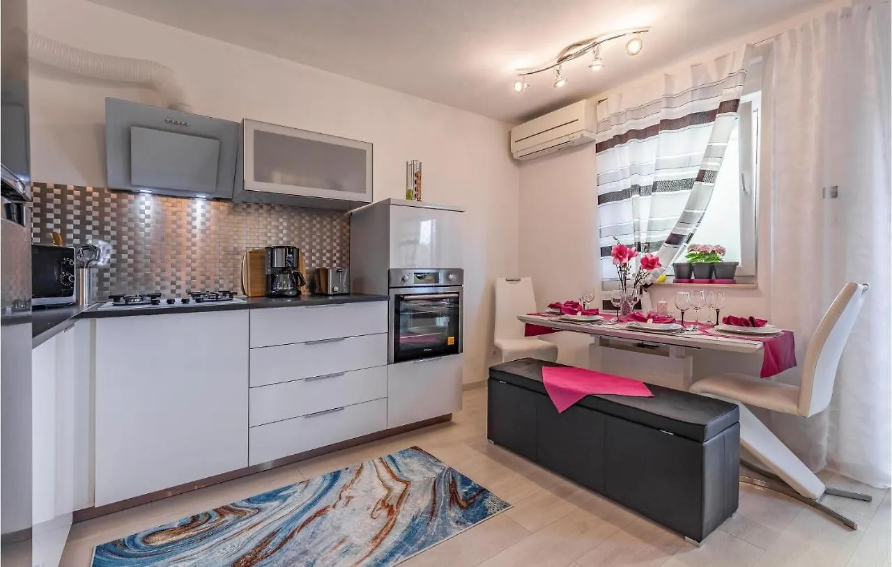 Cozy Apartment In Liznjan With Wifi