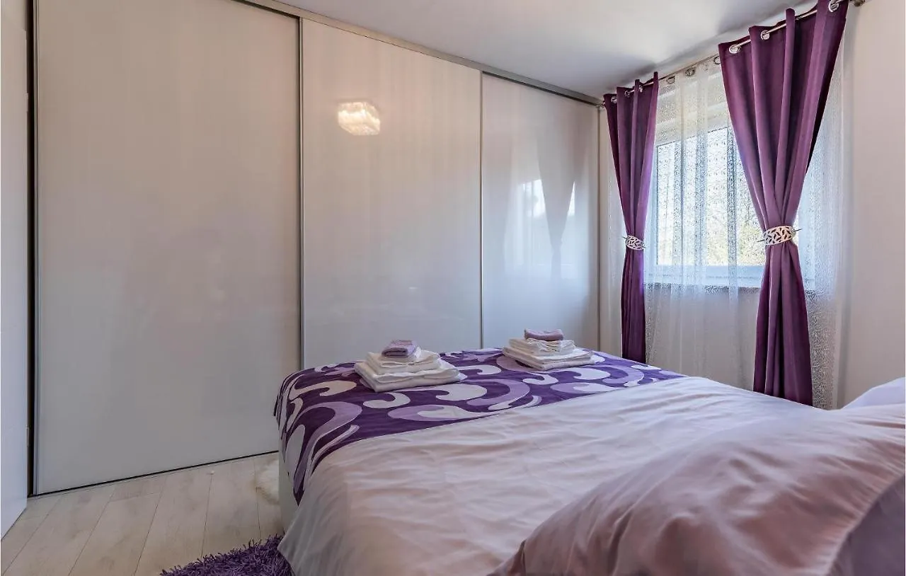 Cozy Apartment In Liznjan With Wifi