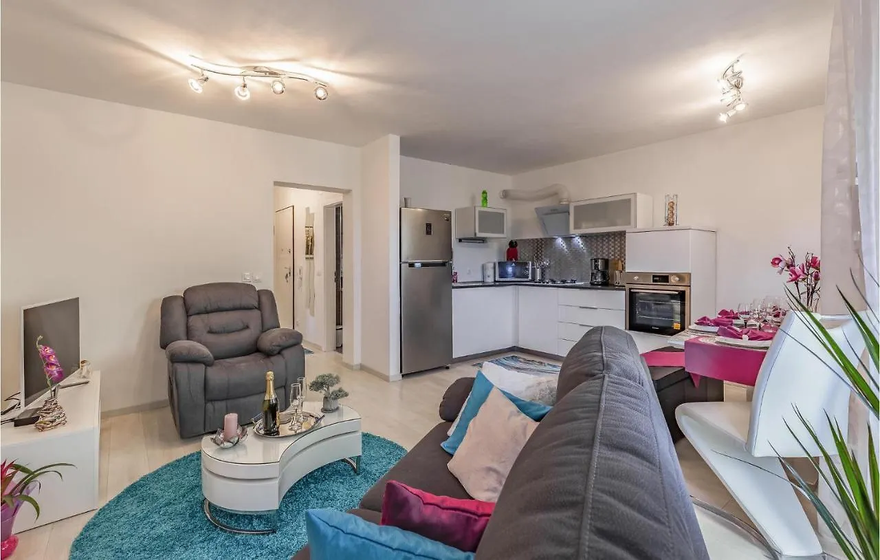 Cozy Apartment In Liznjan With Wifi