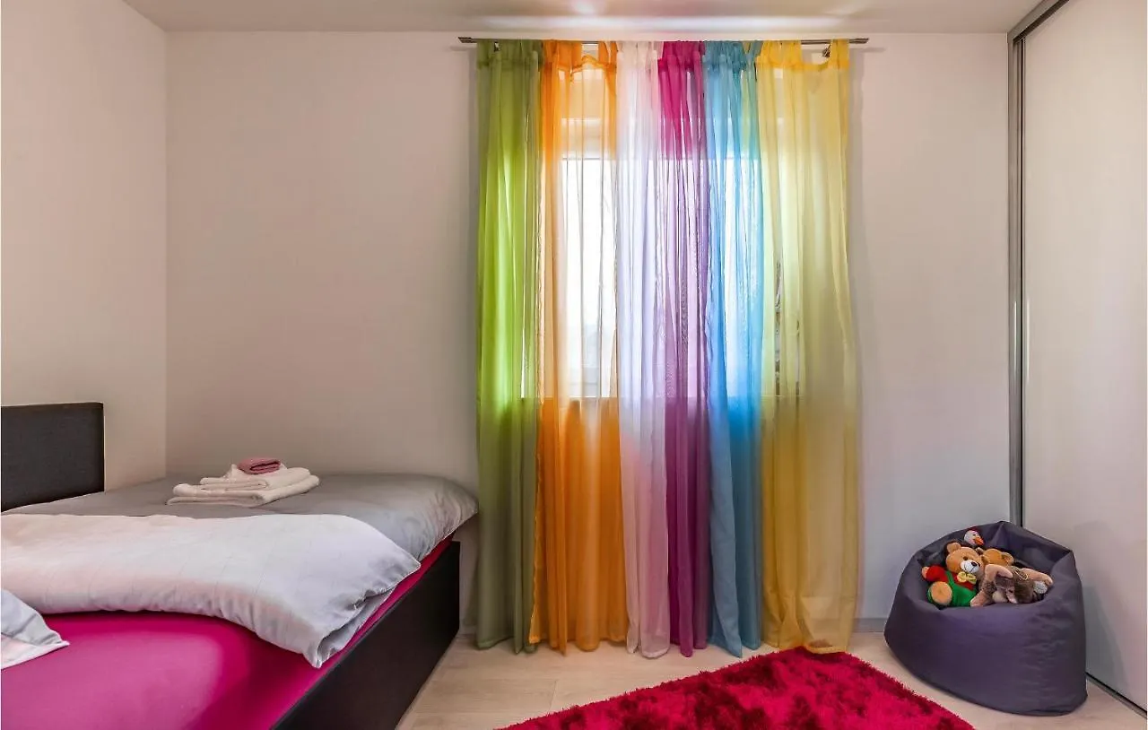 Cozy Apartment In Liznjan With Wifi