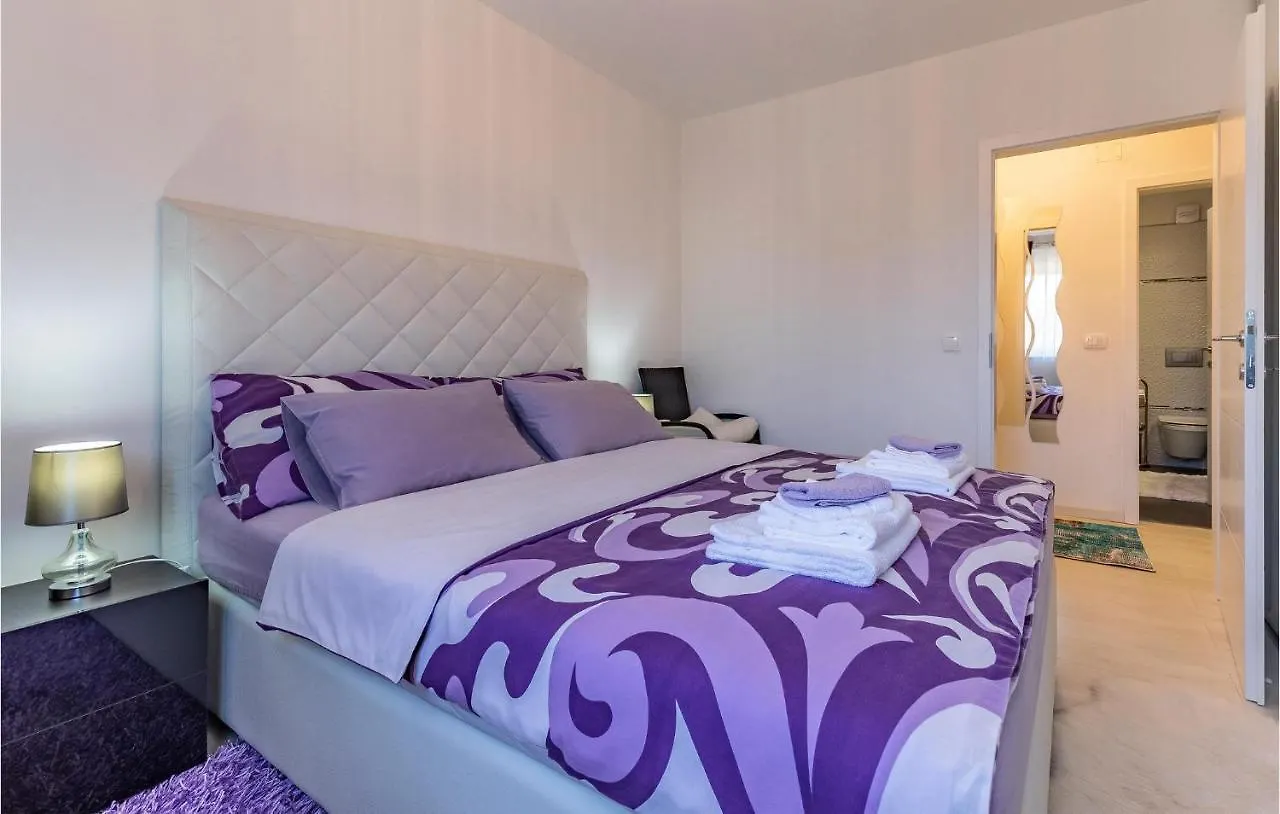 Cozy Apartment In Liznjan With Wifi 0*,